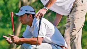 <b>EN EL GREEN. </b>Larrazábal y Jiménez estudian la caída de un putt.