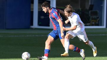 Levante's Spanish midfielder Gonzalo Melero (L) vies with Real Madrid's Croatian midfielder Luka Modric during the Spanish League football match between Levante UD and Real Madrid CF at La Ceramica stadium in Vila-real on October 4, 2020. (Photo by JOSE J