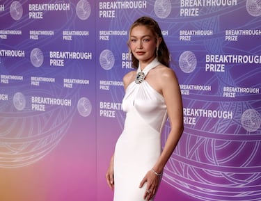 Gigi Hadid posa en la alfombra roja de la 12.ª ceremonia de entrega del premio Breakthrough en el Barker Hangar de Santa Mónica, California.