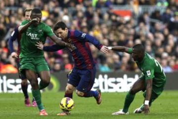El delantero argentino del FC BArcelona Lionel Andrés Messi controla el balón ante los jugadores del Levante Papakouly Diop y Simão Mate, durante el partido de la vigésimo tercera jornada de liga de Primera División.