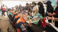 Augusto Fernández firmando autógrafos en Sepang.