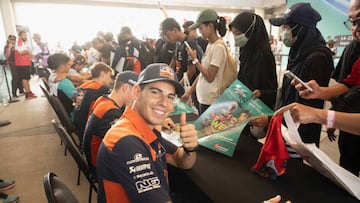 Augusto Fernández firmando autógrafos en Sepang.