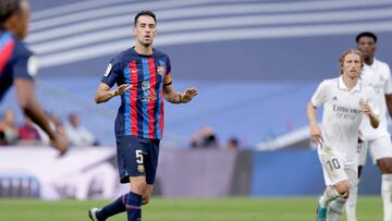 MADRID, SPAIN - OCTOBER 16: Sergio Busquets of FC Barcelona during the La Liga Santander match between Real Madrid v FC Barcelona at the Estadio Santiago Bernabeu on October 16, 2022 in Madrid Spain (Photo by David S. Bustamante/Soccrates/Getty Images)