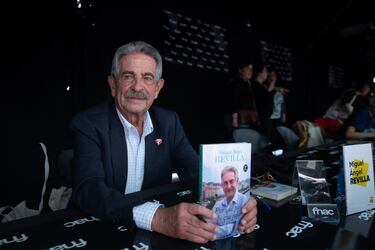 El secretario general del PRC y expresidente de Cantabria, Miguel Ángel Revilla, durante la firma de uno de sus ejemplares.