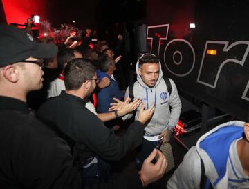 El Levante ha sido recibido con honores por los seguidores a su llegada a Valencia tras la victoria ante el Real Madrid en el Bernabéu. En la foto, Roger.