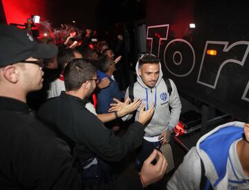 El Levante ha sido recibido con honores por los seguidores a su llegada a Valencia tras la victoria ante el Real Madrid en el Bernabéu. En la foto, Roger. 