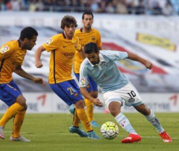 El centrocampista del Celta Manuel Agudo "Nolito" pelea un balón con el centrocampista del Barcelona Sergi Roberto durante el partido de la quinta jornada de liga en Primera División que se disputa esta noche en el estadio de Balaídos. 