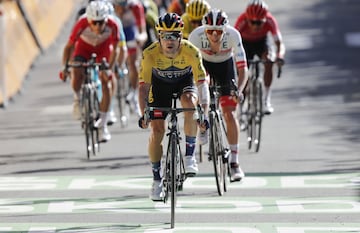 La etapa 4 del Tour de Francia terminó con un final emocionante en alta montaña. El corredor del Jumbo-Visma, Primoz Roglic, se impuso en los últimos metros. Nairo Quintana fue el mejor colombiano al terminar cuarto. Miguel Ángel López fue sexto y Egan Bernal séptimo 