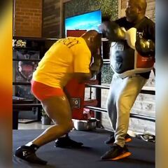 Asusta verle y oírle pegar: Tyson haciendo manoplas a la misma velocidad que con 20 años