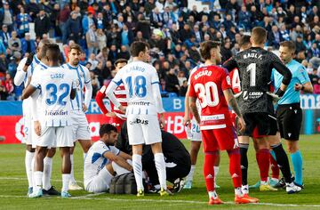 Los fisios del Leganés atienden a Arnáiz en la acción que provocó la roja a Raúl Fernández. 