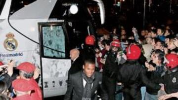 <b>CÁLIDO RECIBIMIENTO. </b>Baptista, titular esta noche, se dirige al hotel de concentración en Bilbao en presencia de numerosos aficionados.