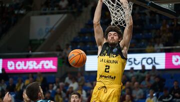 El alero del Laguna Tenerife Kostas Kostadinov ante el base del Kolossos Rodas Iosif Kolveros.