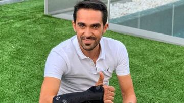 Alberto Contador posa tras sufrir una fractura de escafoides mientras rodaba junto a su perro.