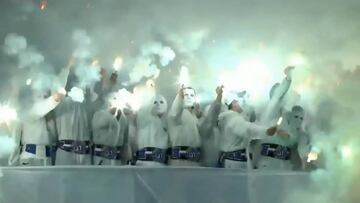 Los ultras del Dinamo portan y muestran símbolos racistas
