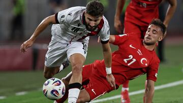 Yunus Akgün, ante el centrocampista de Georgia Zuriko Davitashvili.