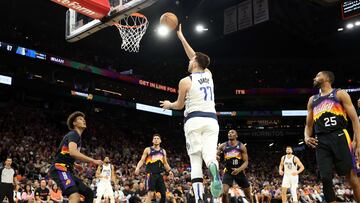 PHOENIX, ARIZONA - MAY 15: Luka Doncic #77 of the Dallas Mavericks shoots the ball during the second half against the Phoenix Suns in Game Seven of the 2022 NBA Playoffs Western Conference Semifinals at Footprint Center on May 15, 2022 in Phoenix, Arizona. NOTE TO USER: User expressly acknowledges and agrees that, by downloading and/or using this photograph, User is consenting to the terms and conditions of the Getty Images License Agreement. Christian Petersen/Getty Images/AFP
== FOR NEWSPAPERS, INTERNET, TELCOS & TELEVISION USE ONLY ==