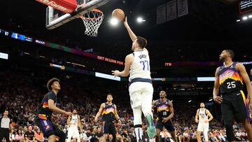 PHOENIX, ARIZONA - MAY 15: Luka Doncic #77 of the Dallas Mavericks shoots the ball during the second half against the Phoenix Suns in Game Seven of the 2022 NBA Playoffs Western Conference Semifinals at Footprint Center on May 15, 2022 in Phoenix, Arizona. NOTE TO USER: User expressly acknowledges and agrees that, by downloading and/or using this photograph, User is consenting to the terms and conditions of the Getty Images License Agreement.   Christian Petersen/Getty Images/AFP
== FOR NEWSPAPERS, INTERNET, TELCOS & TELEVISION USE ONLY ==