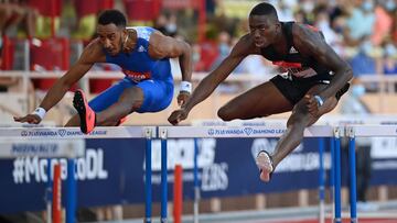 Orlando Ortega compite ante Grant Holloway durante la prueba de 110 metros vallas de la Diamond League en M&oacute;naco.