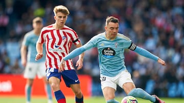 Iago Aspas golpea el balón delante de Pablo Barrios durante el partido entre el Celta y el Atlético de Madrid disputado en Balaídos.
