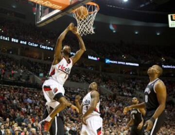Will Barton palmea el balón.