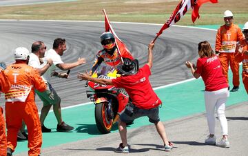 Celebración de Marc Márquez tras proclamarse campeón en el Gran Premio de Cataluña de MotoGP.