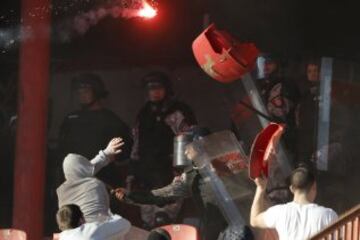 Enfrentamientos entre aficionados del Estrella Roja y Partiz¨¢n de Belgrado.