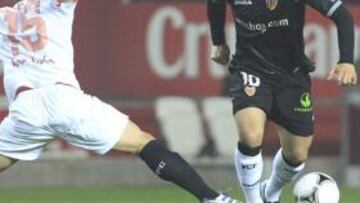Éver Banega durante el partido de anoche en Sevilla.