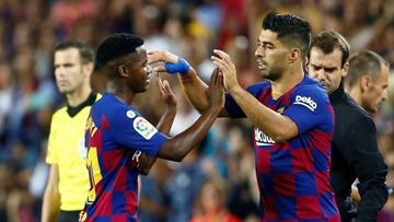 GRAF2610. BARCELONA, 14/09/2019.- El delantero uruguayo FC Barcelona Luis Suárez (d) entra al campo por Ansu Fati, durante el partido de la cuarta jornada de Liga en Primera División ante el Valencia que disputan este sábado en el est