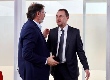 La camiseta es un homenaje al Málaga del mítico Juanito y está inspirada en la de la temporada 1988-89, en la que el de Fuengirola jugó. En la imagen, el administrador judicial, José María Muñóz y el director deportivo, Loren Juarros.