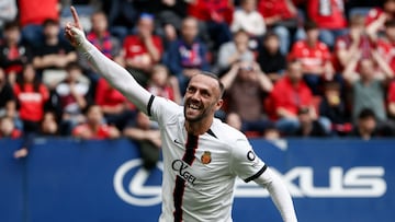 FOTODELDÍA - PAMPLONA, 07/03/2026.- El delantero del RCD Mallorca Vedat Muriqi celebra su gol (0-1) durante el partido de Liga que Osasuna y Mallorca disputan este sábado en el estadio de El Sadar, en Pamplona. EFE/Jesús Diges