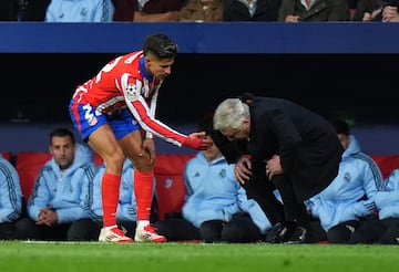 Giuliano Simeone se disculpa con Carlo Ancelott tras golpearle durante el partido.