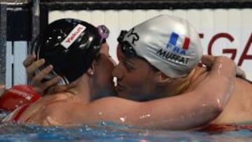 La estadounidense Missy Franklin y la francesa Camille Muffat se felicitan mutuamente tras la final de 200 metros libre.