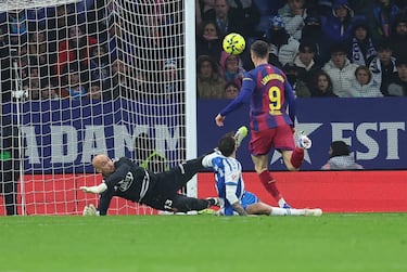 Robert Lewandowski sentencia el derbi en el 89′ con un remate dentro del área tras asistencia de Fermín López. El polaco, siempre letal en los metros finales, puso el 0-2 definitivo, empujando el balón con el pecho,  para asegurar la victoria del Barcelona.