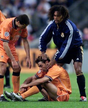 Christian Karembeu del Real Madrid se consuela a Claudio López del Valencia después de la final de la Champions League en el Stade de France en París