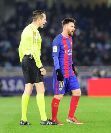 El árbitro González González hablando con Messi