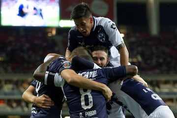 Los jugadores celebrando el segundo gol de Dorlan Pabón en el Chivas 0-2 Monterrey de la jornada 9 del Clausura 2019 de la Liga MX en el Estadio Akron.