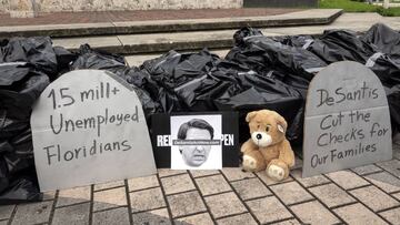 Miami (United States), 27/05/2020.- A view of part of one hundred bags, representing dead bodies, and a photo of Florida&#039;s Governor Ron DeSantis, during the protest against the economy reopening without Coronavirus relief in Miami, Florida, USA, 27 M
