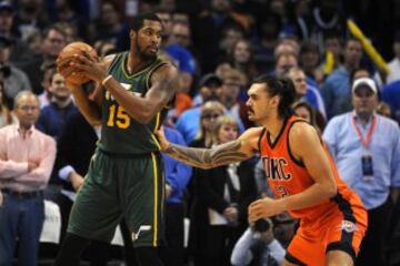 Derrick Favors y Steven Adams.