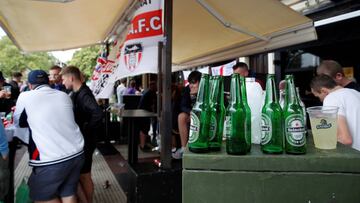 Aficionados ingleses en Sevilla antes del partido Espa&ntilde;a-Inglaterra de la Liga de Naciones.