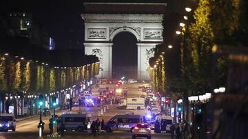 -FOTODELDIA- PAR01. PAR&Iacute;S (FRANCIA), 20/04/2017.- Oficiales de la Polic&iacute;a francesa custodian la zona hoy, jueves 20 de abril de 2017, luego de que se registrara un tiroteo, en el que un oficial de polic&iacute;a fue asesinado junto con su atacante, al mismo tiempo que otro oficial result&oacute; herido, en los Campos El&iacute;seos, en Par&iacute;s (Francia). El autor del tiroteo que provoc&oacute; hoy la muerte de un polic&iacute;a en los parisienses Campos El&iacute;seos ten&iacute;a como objetivo a los agentes que patrullaban en la zona, indic&oacute; el portavoz del Ministerio franc&eacute;s del Interior, Pierre-Henri Brandet. EFE/IAN LANGSDON