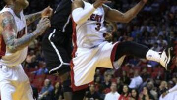 Kevin Garnett comete falta sobre Dwyane Wade esta pasada madrugada.