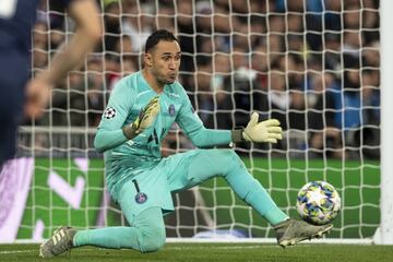 El portero costarricense es el portero que m¨¢s porter¨ªas a cero suma en lo que se lleva disputada de temporada. Keylor ha jugado 31 partidos esta campa?a (entre todas las competiciones: Ligue 1, Champions, Coupe de France y Coupe de la Ligue) y ha dejado su meta imbatida en 17 oportunidades. En los 14 partidos restantes ha encajado 24 goles .