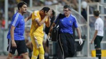 El guardameta de la Real Sociedad, Geronimo Rulli de la Real Sociedad es consolado durante el partido de vuelta de la eliminatoria previa de la Liga Europa que disputó hoy Krasnodar quedando eliminado tras vinalizar el encuentro por 3-0.