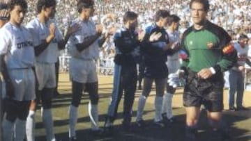 El Real Madrid hace el pasillo al Barcelona en el Bernabéu en la temporada 1990-91. En la imagen, Zubizarreta.