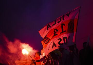 Los aficionados de River celebran el triunfo de su equipo en la Final de la Copa Libertadores ante Boca en la Plaza del Obelisco.