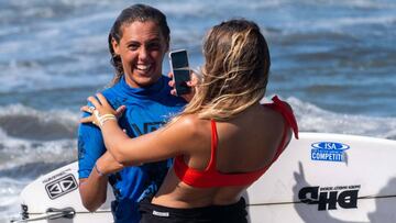Nadia Erostarbe sale contenta del agua en los ISA World Surfing Games 2019 tras quedar la 13ª del mundo en el Mundial de surf.