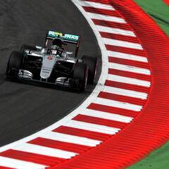 Mercedes en otro planeta en Austria, Carlos Sainz brilla