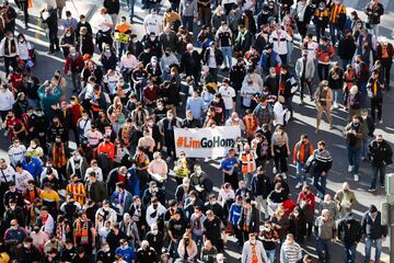 La afición del Valencia se manifiesta: 'Lim go home'