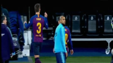 Gesto de Piqué a la grada simulando hablar con la mano