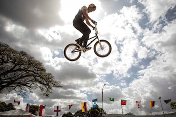 El venezolano Daniel Dhers realiza un espectacular salto durante su participación en el Campeonato Nacional
de BMX freestyle, en Caracas, Venezuela. El evento, que ha tenido lugar en el Parque de Deportes Extremos Naciones Unidas, es puntuable para el ranking de clasificación para los Juegos de Tokio